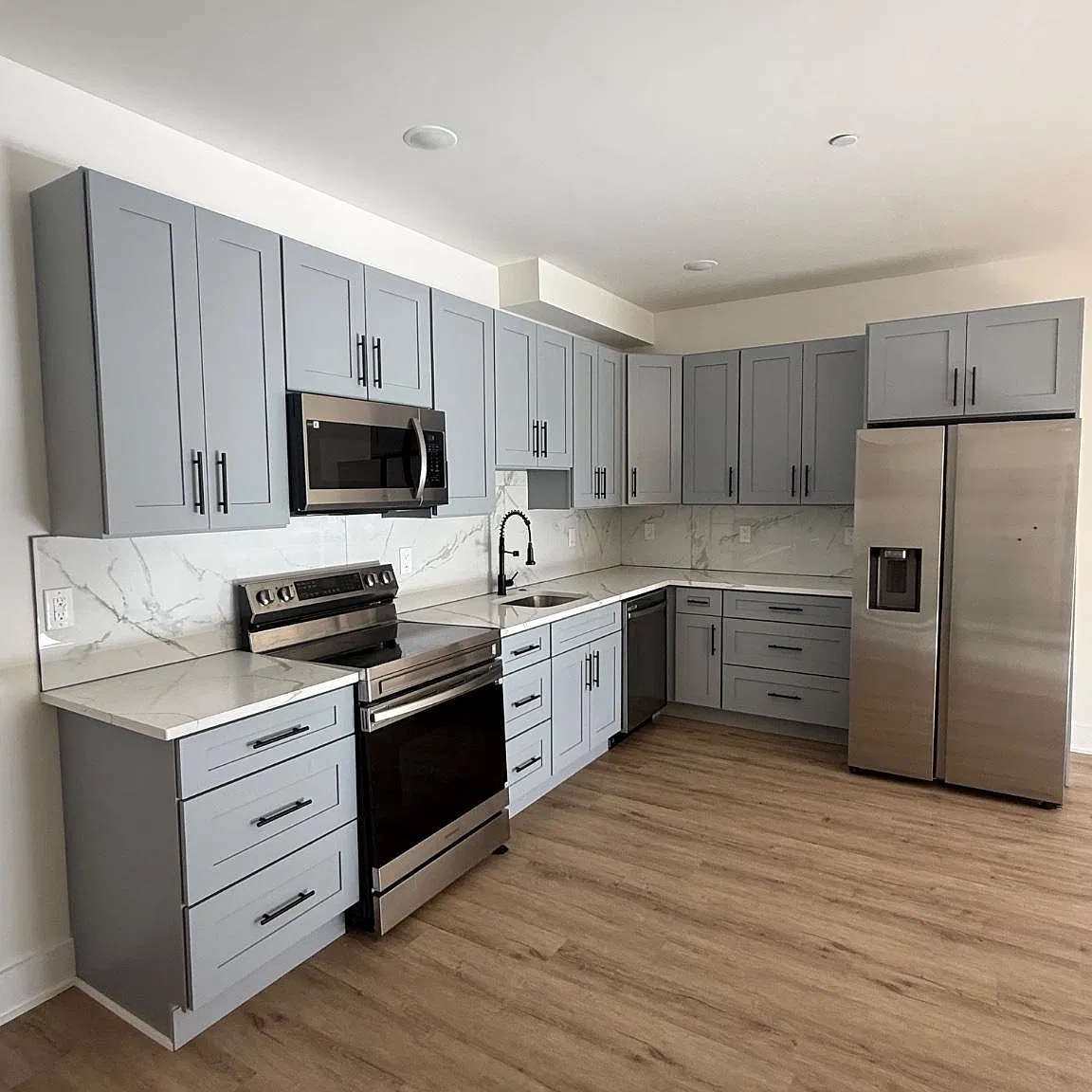 2 bed, 2.0 bath, 890 sqft, $1,900 — Photo 2