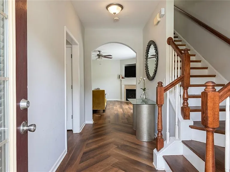 Thorncrest Dr — Photo 2