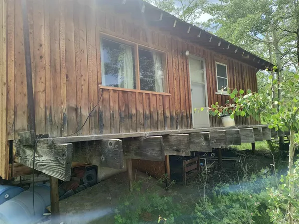 29 Ridge Rd, Centennial, WY 82055