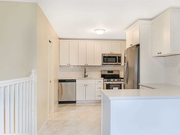 5th image of 32 Huron St