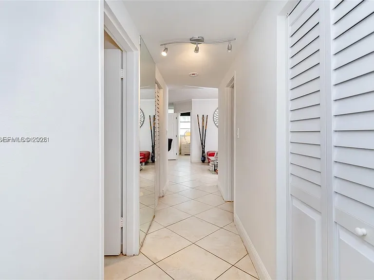 905 Brickell Bay Dr #623 — Photo 4