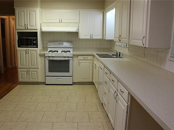 4th image of 872 Russell Ln
