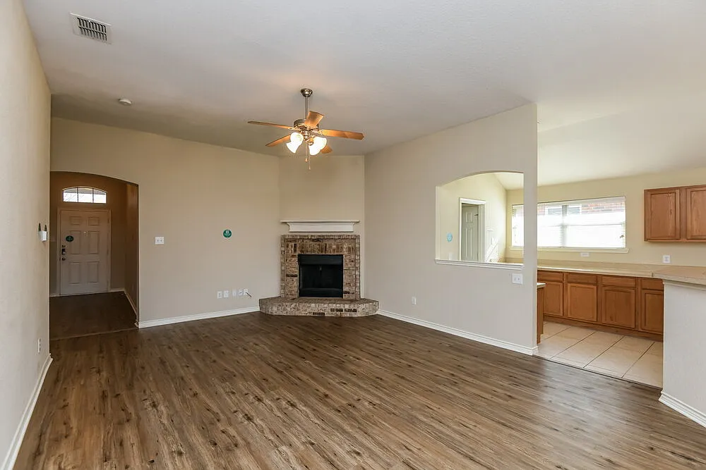 4 bed, 2.0 bath, 1859 sqft, $2,120 — Photo 4