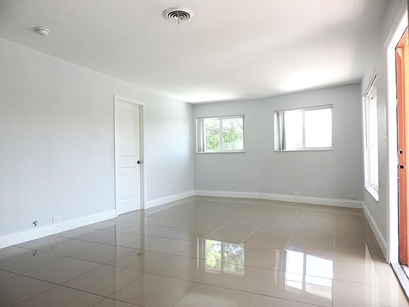 5th image of 915 SE 22nd Ave