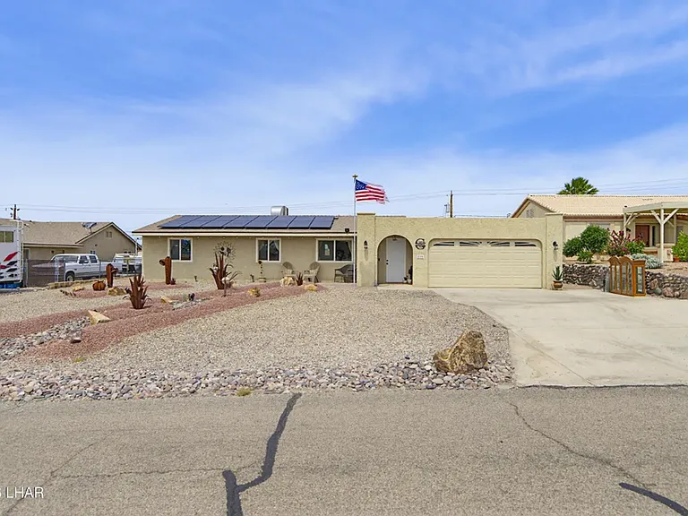 2195 Bombay Dr — Photo 1