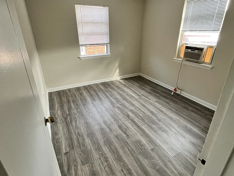 811 Barnaby St SE — Photo 10