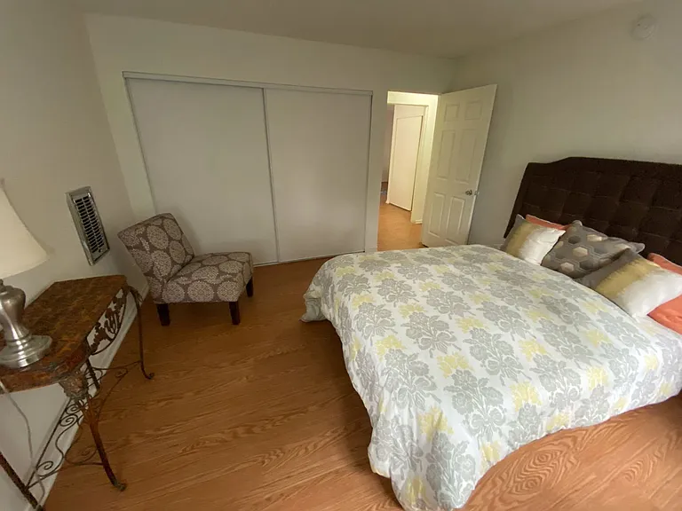 Topanga Apartments — Photo 21
