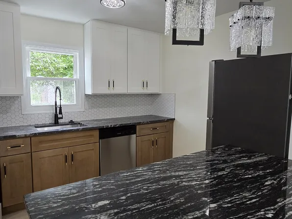 5717 Fleetwing Dr, Levittown, PA 19057