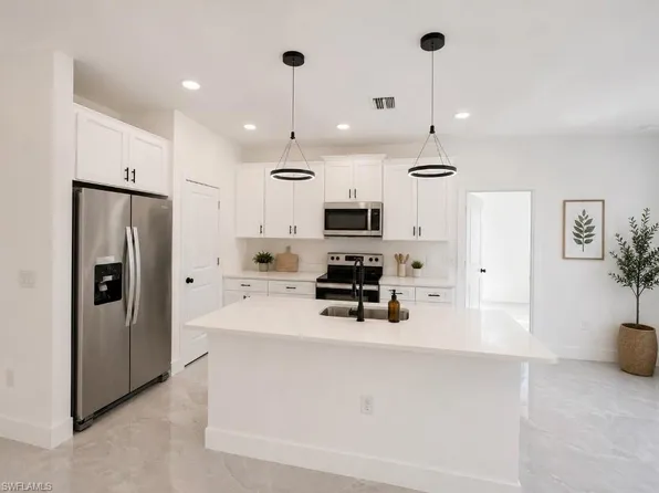 302 Stonybrook AVE, LEHIGH ACRES, FL 33972