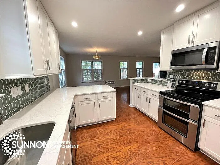 3 bed, 2.0 bath, 1428 sqft, $2,900 — Photo 2