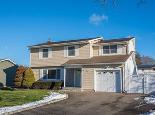 27 Seminole Dr, Commack, NY 11725