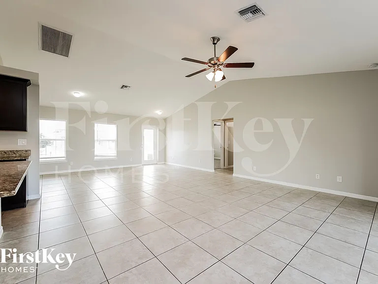1305 NW 11th Ter — Photo 5