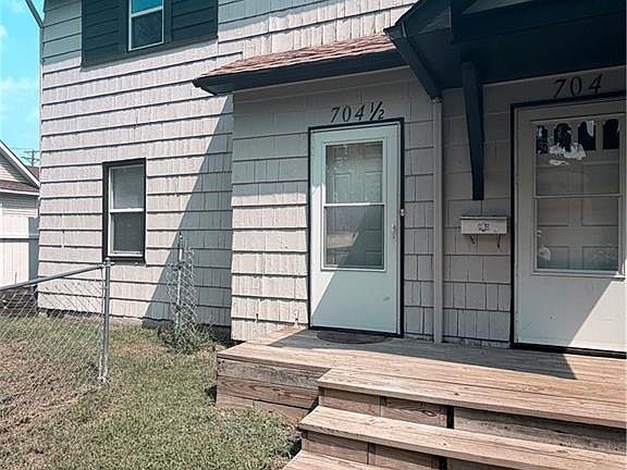 3rd image of 704 Rhodes Ave