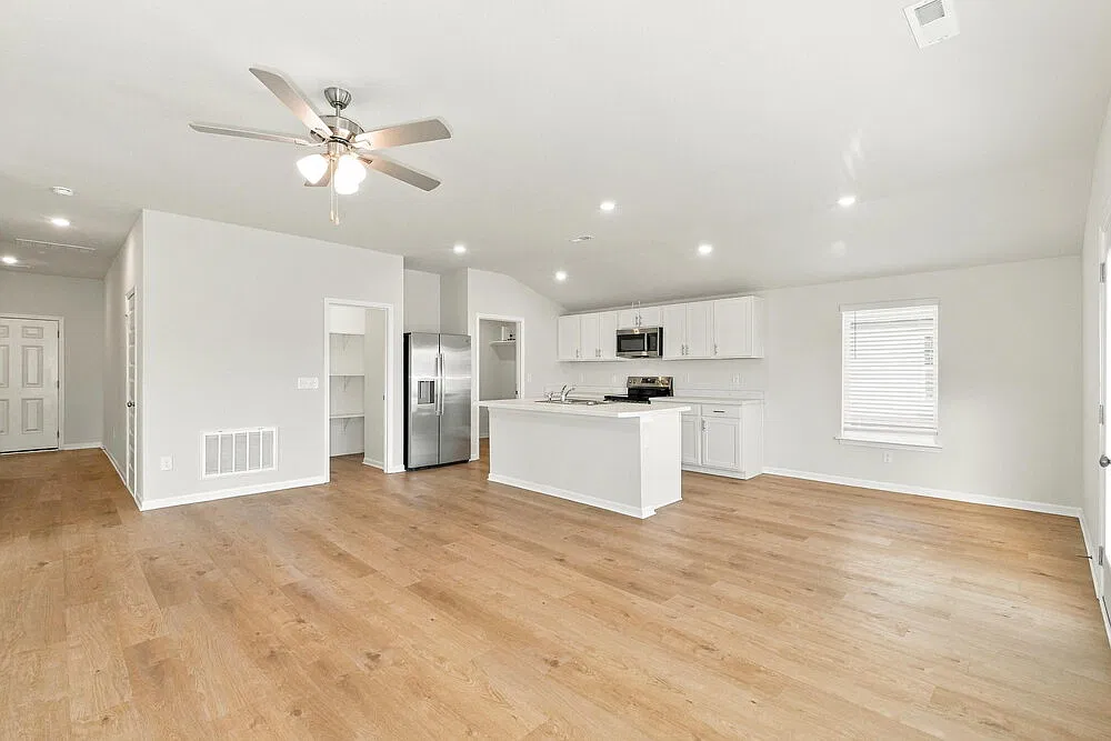 3 bed, 2.0 bath, 1328 sqft, $2,250 — Photo 3