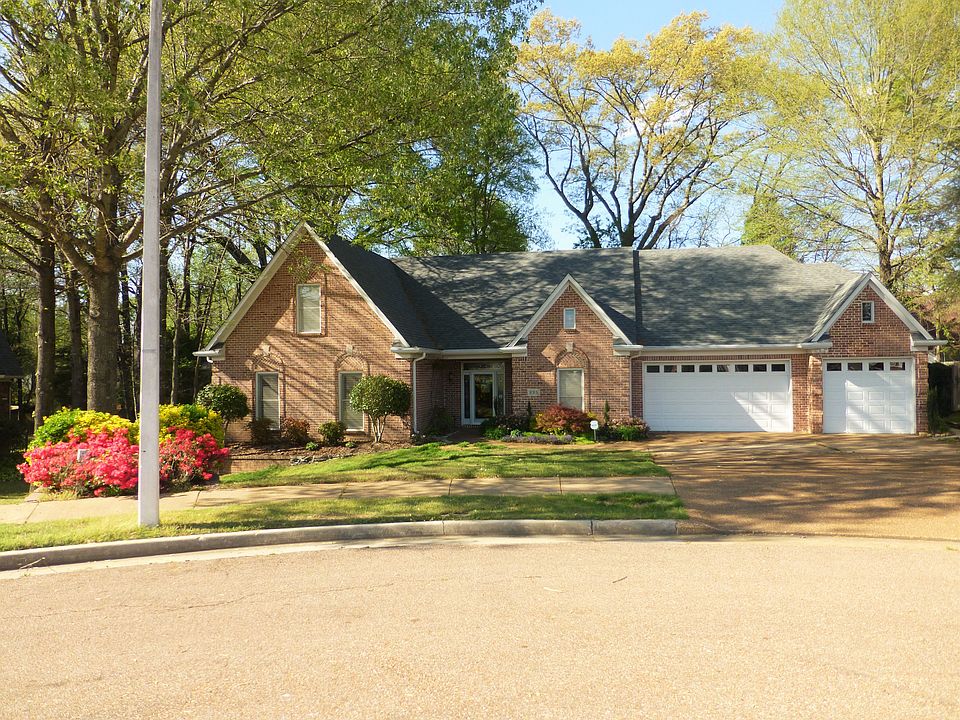 Beaut. neighborhood w/lake