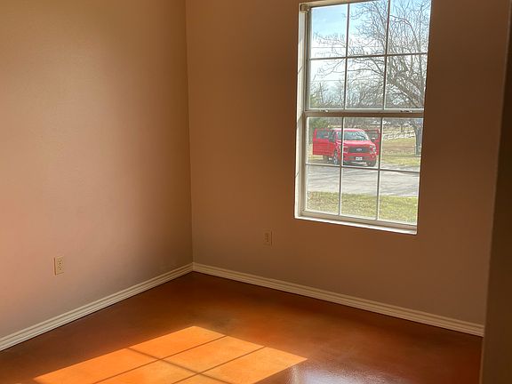 5th image of 411 Live Oak St