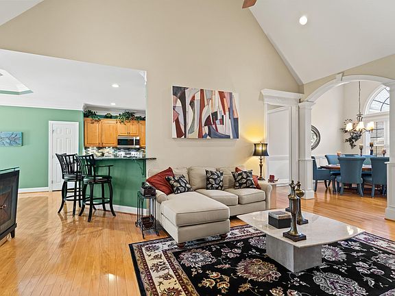 3rd image of 117 Clairewood Ct