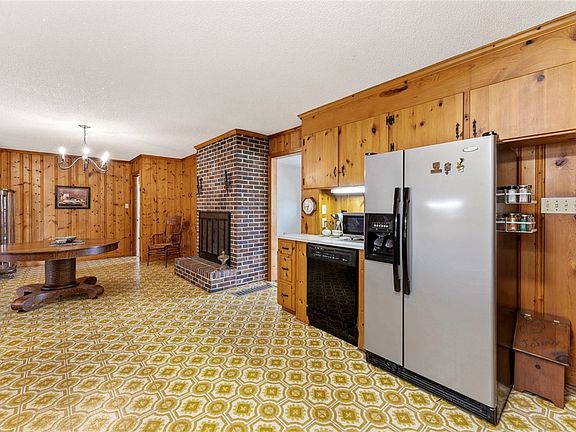 3rd image of 305 Nelson Dr