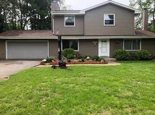 S76W31675 Arbor Dr, Mukwonago, WI 53149