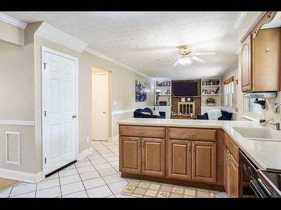 4th image of 2323 Benning Dr