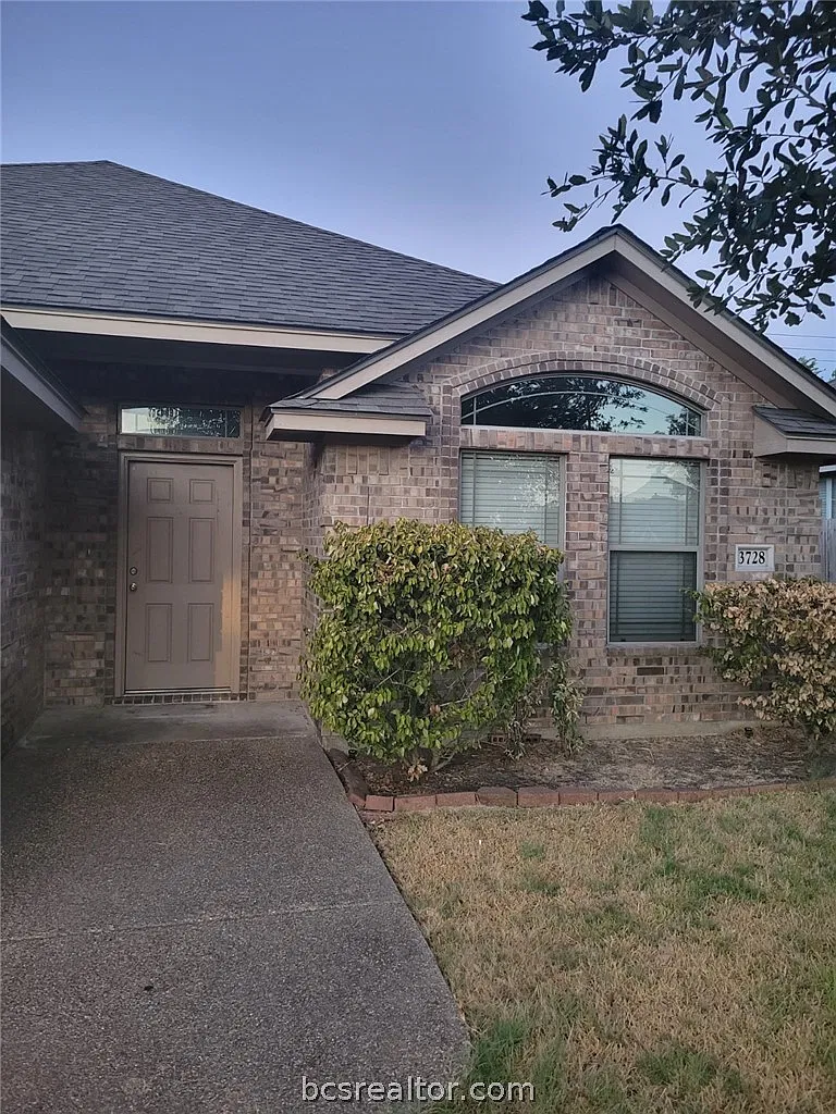 3 bed, 1568 sqft, $1,900 — Photo 1