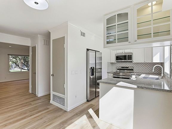 3rd image of 571 Sycamore Cir