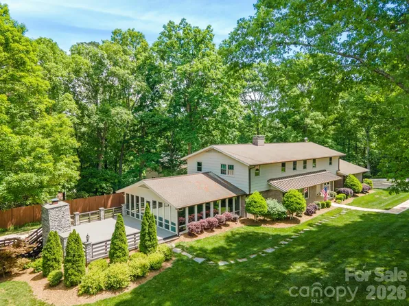 240 36th Avenue Cir NW, Hickory, NC 28601