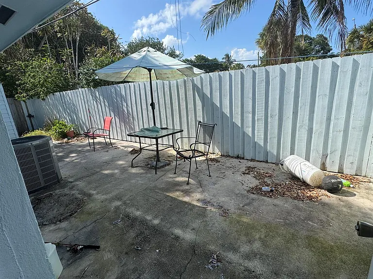 1869 Windsor Dr — Photo 9