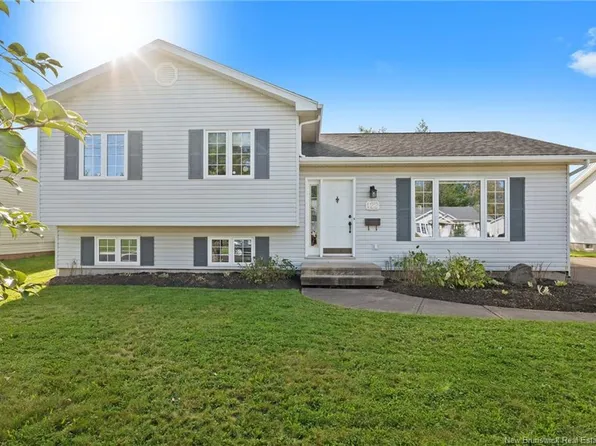 122 Dolbeau St, Dieppe, NB E1A 6V6
