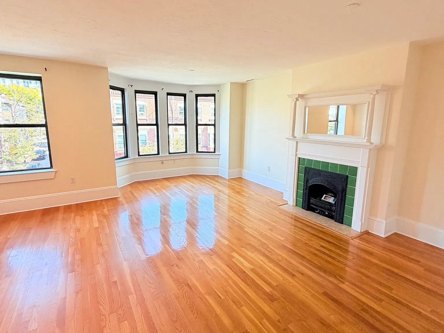 2 bed, 1.5 bath, 9999 sqft, $3,895 — Photo 2