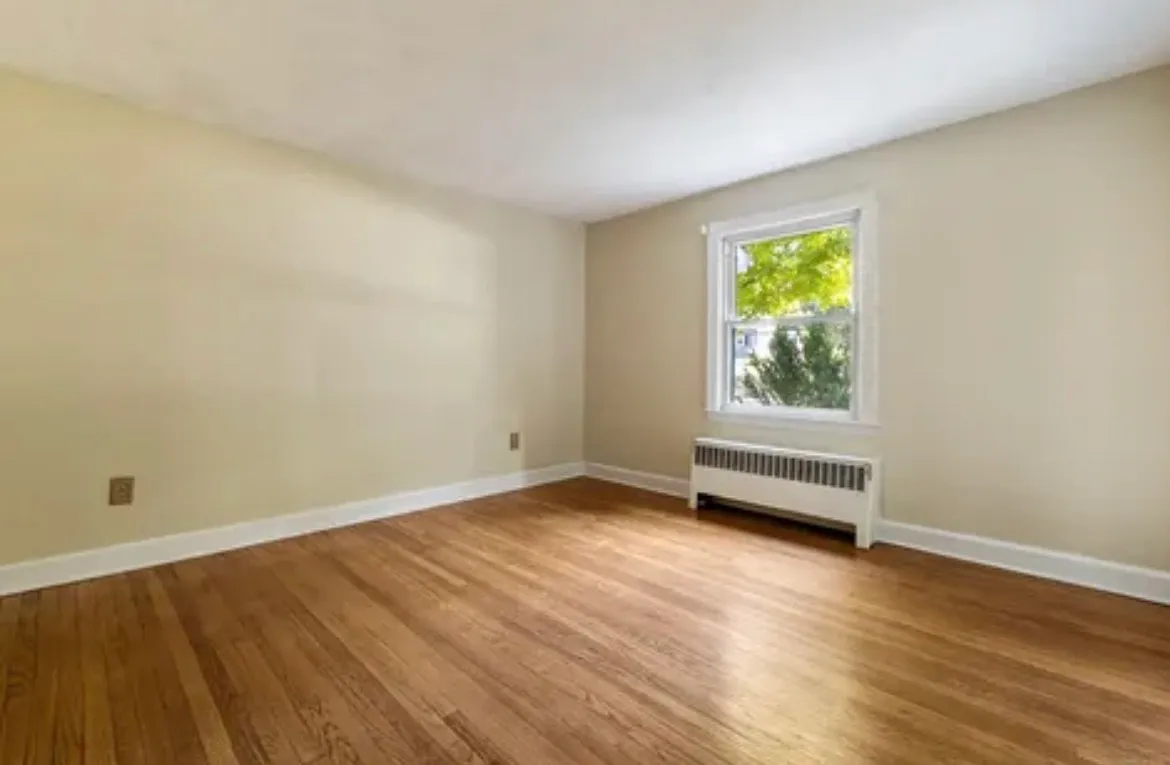975 Waterbury Rd E — Photo 2