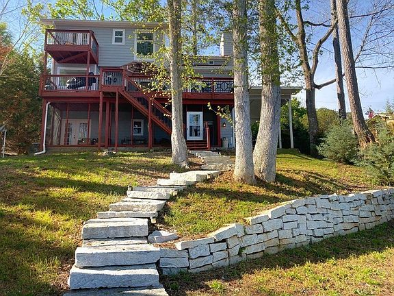 4th image of 796 Lake Dr