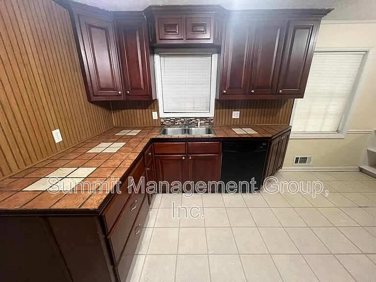 916 Curry Cir SE — Photo 9