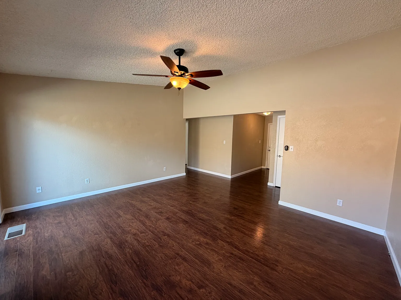 3 bed, 1321 sqft, $2,495 — Photo 4