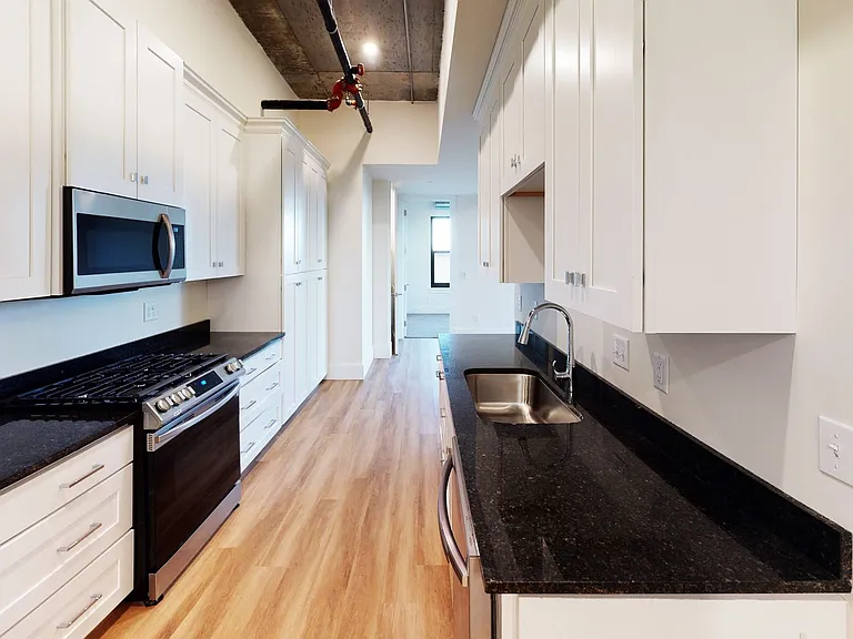 300 East Apartments — Photo 17