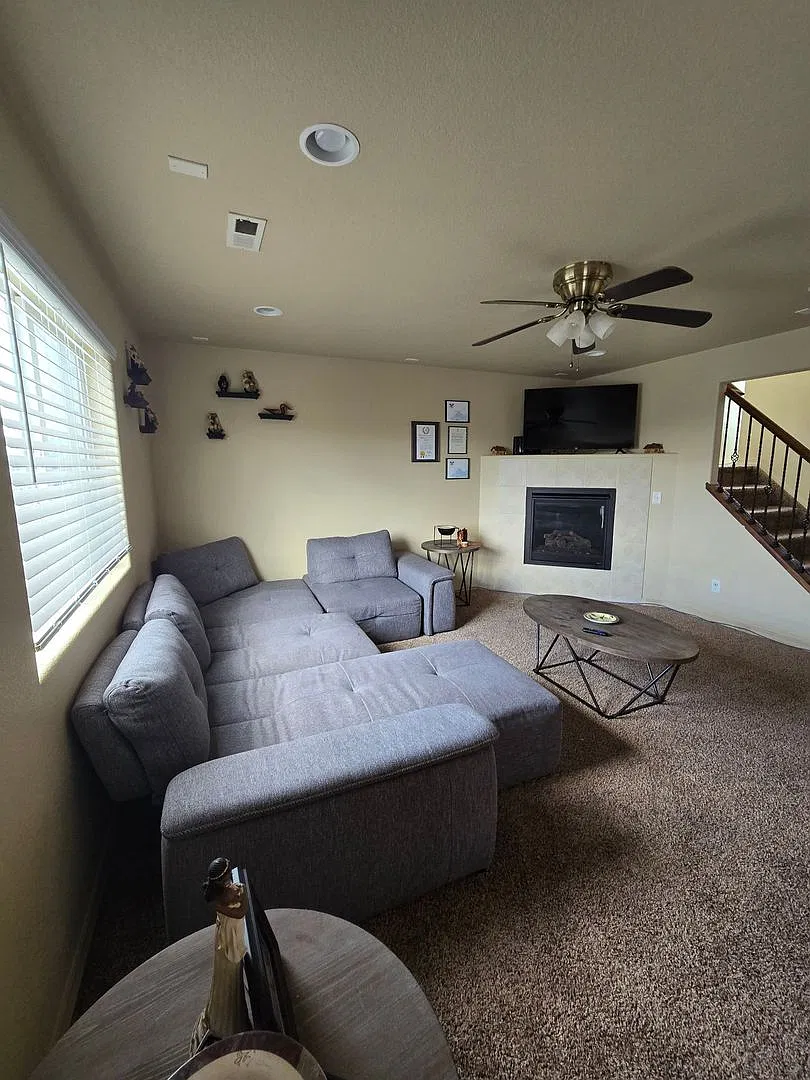 Spacious Home on Manistique For Rent — Photo 4