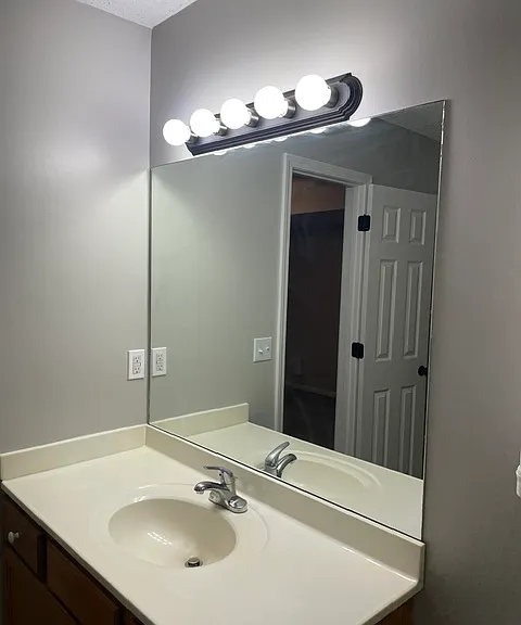 Lower bathroom vanity