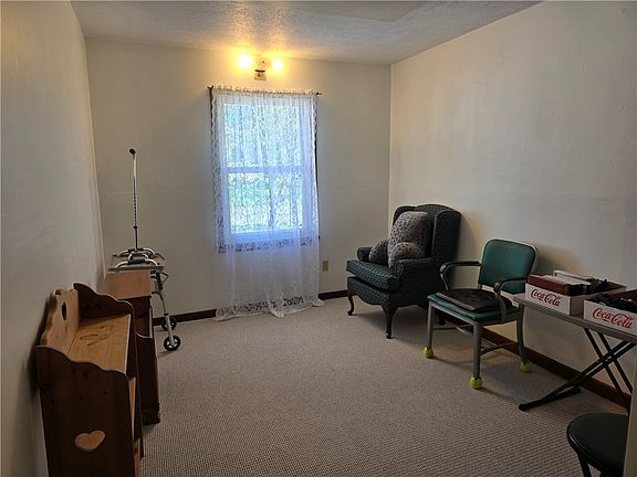 5th image of 409 E Spring St