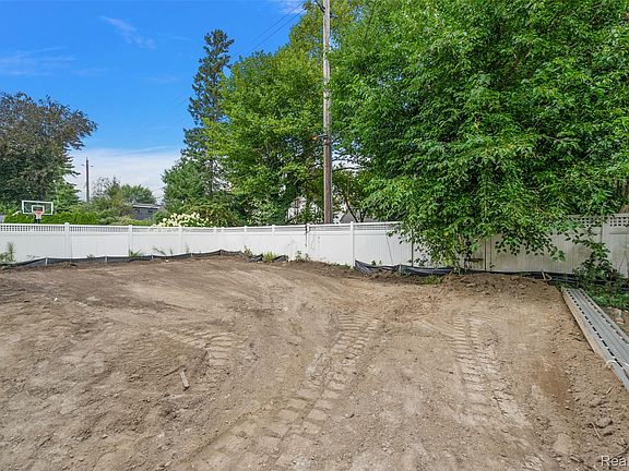 4th image of 389 Westchester Way