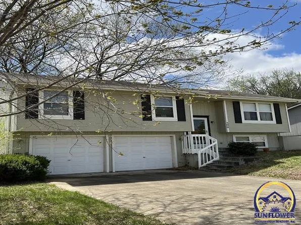 300 E Park Dr, Auburn, KS 66402