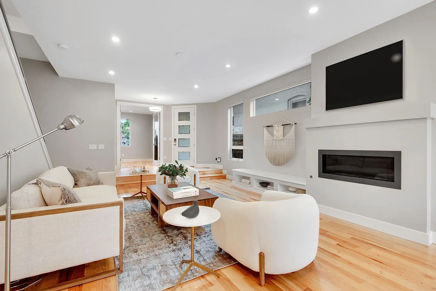 Contemporary West Highland home with great rooftop deck — Photo 2