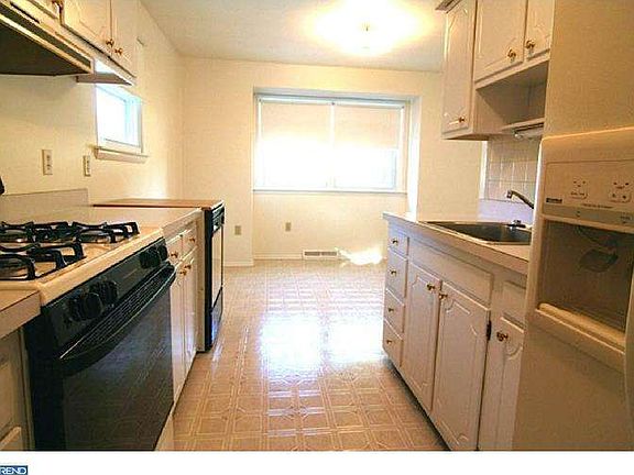 4th image of 709 Plumtree Ln