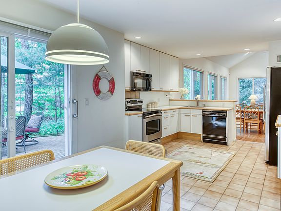 4th image of 33 Huckleberry Ln
