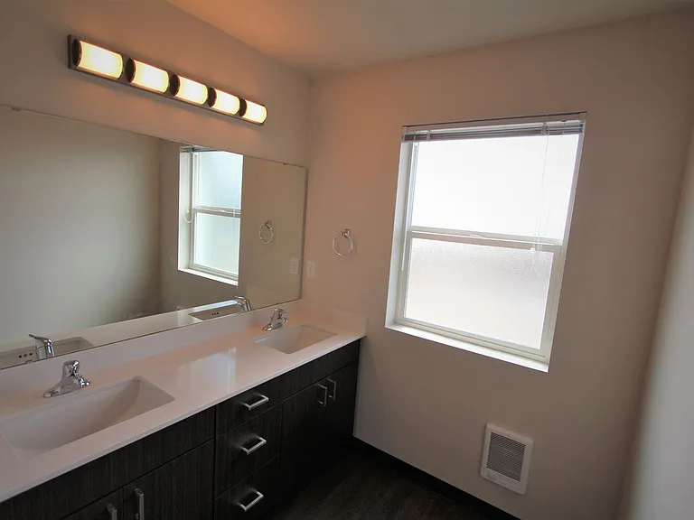 Modern design 3-bed, 2.5-bath duplex available August 10th!! — Photo 13