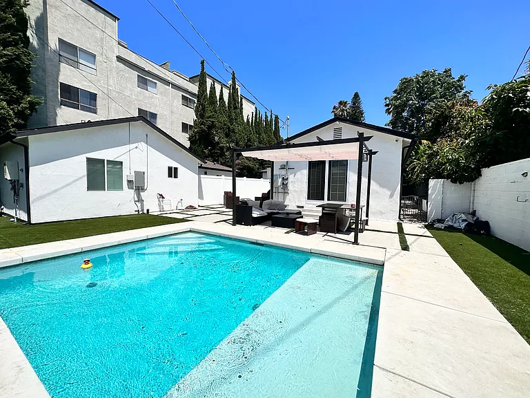 15236 Runnymede St — Photo 5