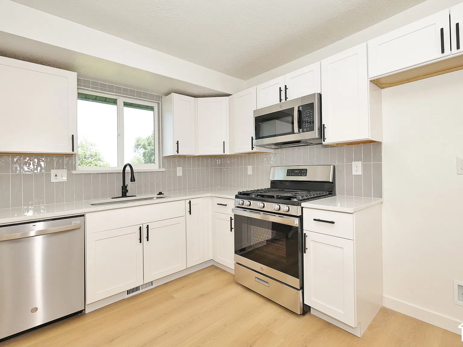5 bed, 2200 sqft, $2,900 — Photo 4