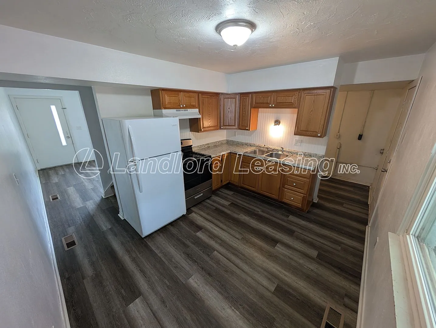 Well-Maintained 3-Bedroom Townhouse in Lorain — Photo 4