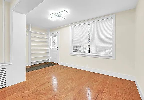 3rd image of 2315 Crescent St