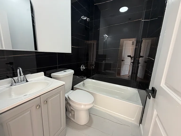 181 Woodside Ave #3R — Photo 8