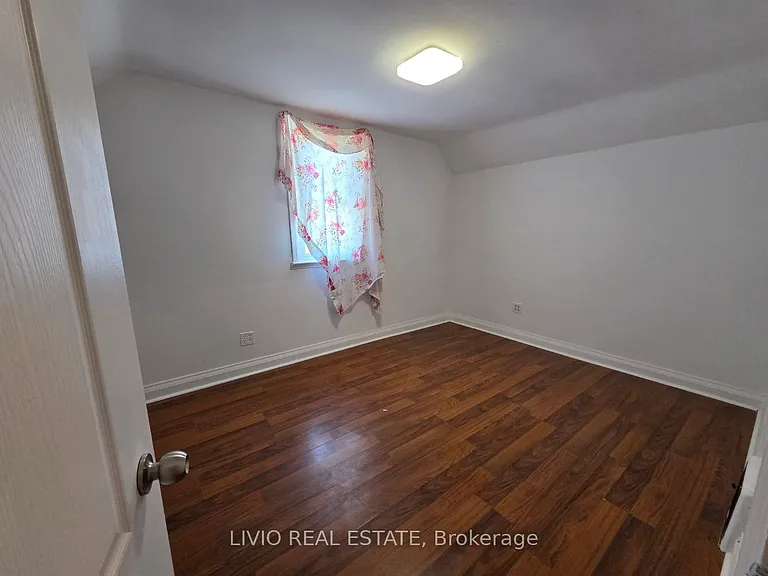 323 Queen St E — Photo 16